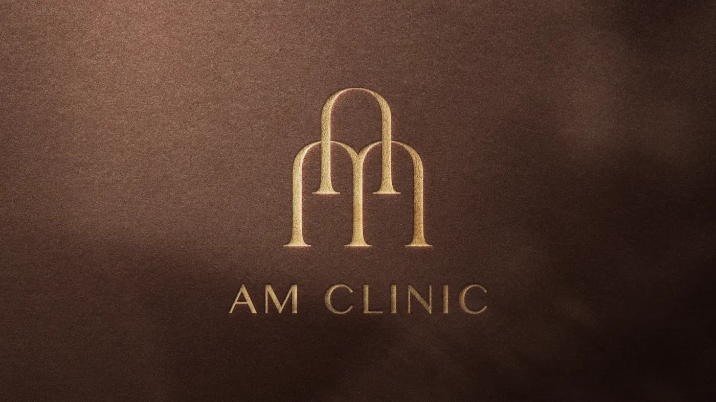 نسخ شعار AM Clinic على خلفية بنية.
